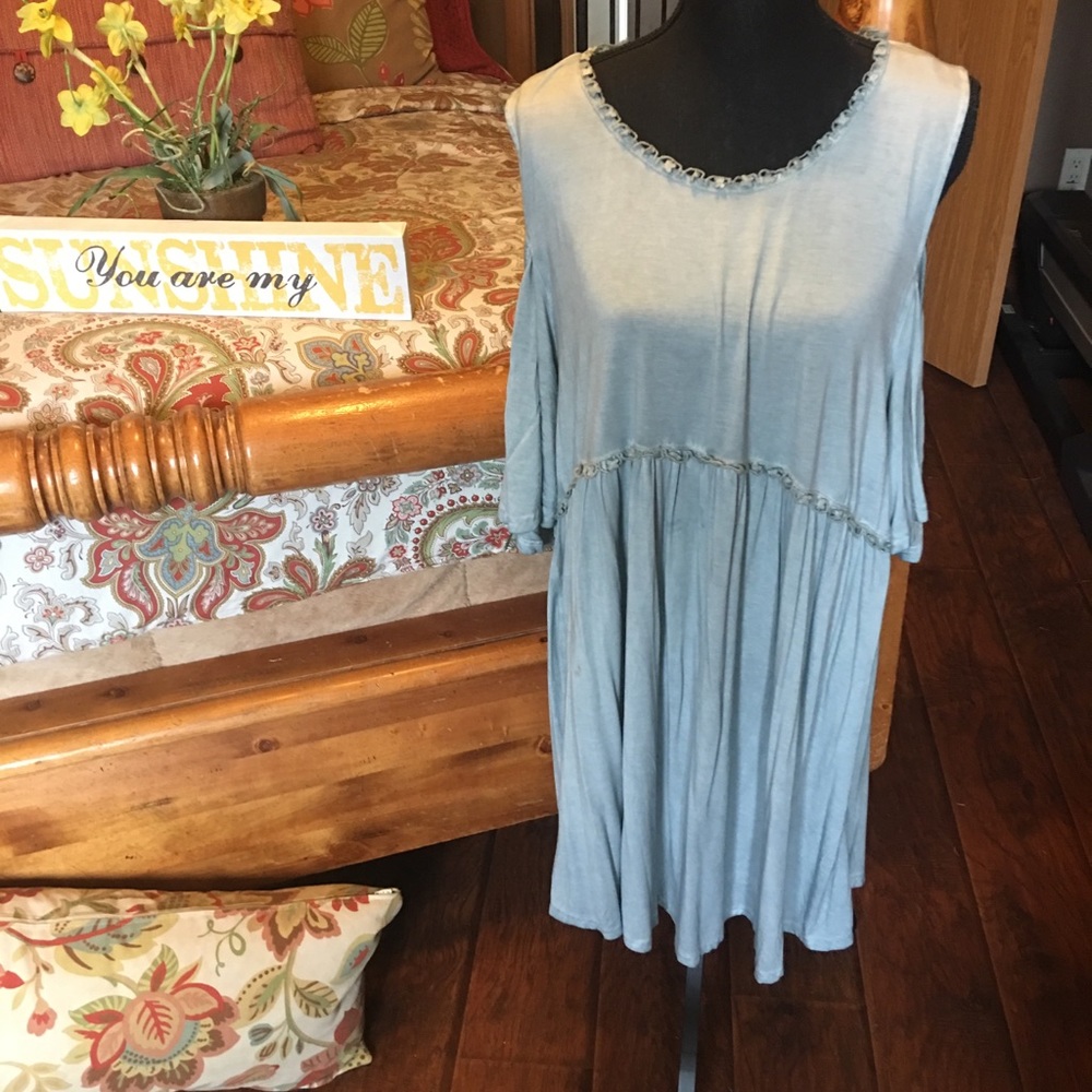 Size 1XL cold shoulder by Umgee